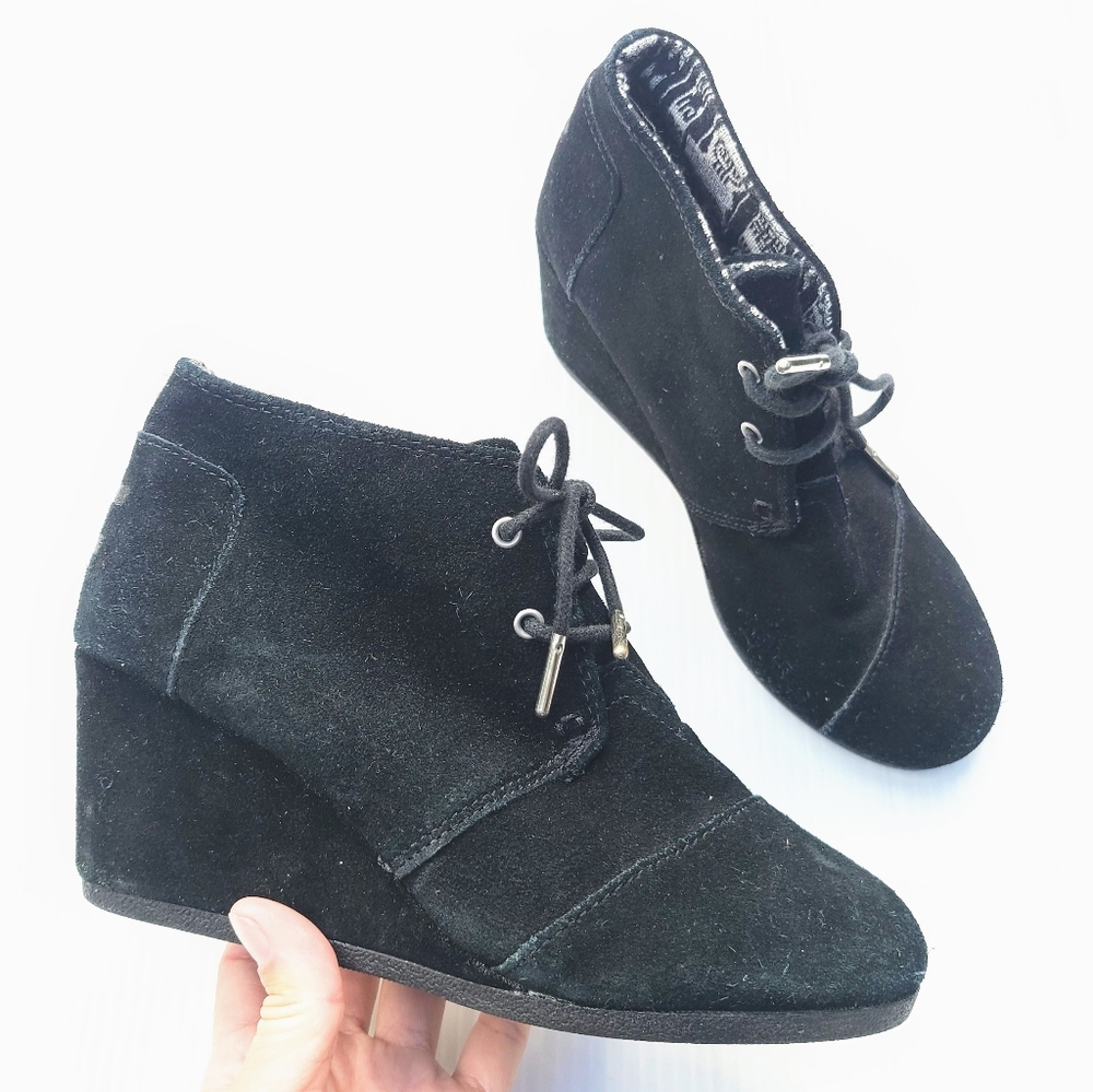 TOMS black suede lace-up oxford wedge booties Size 7